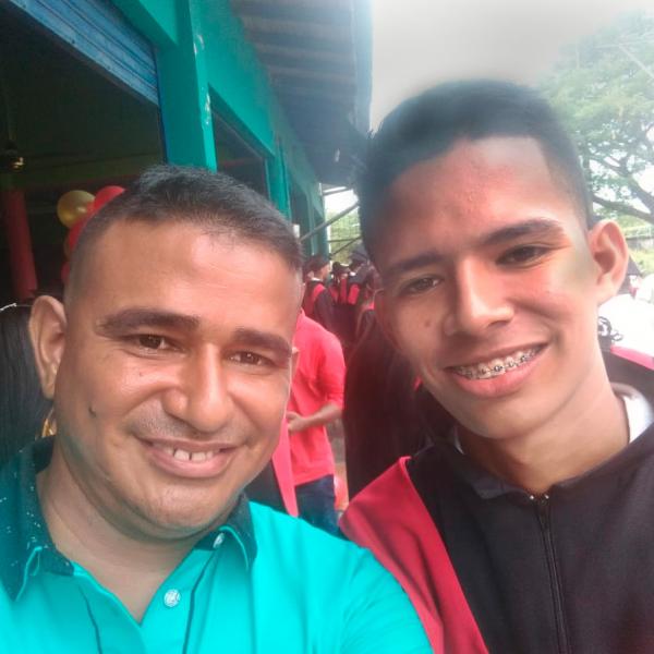 Evelio y un alumno durante su graduación